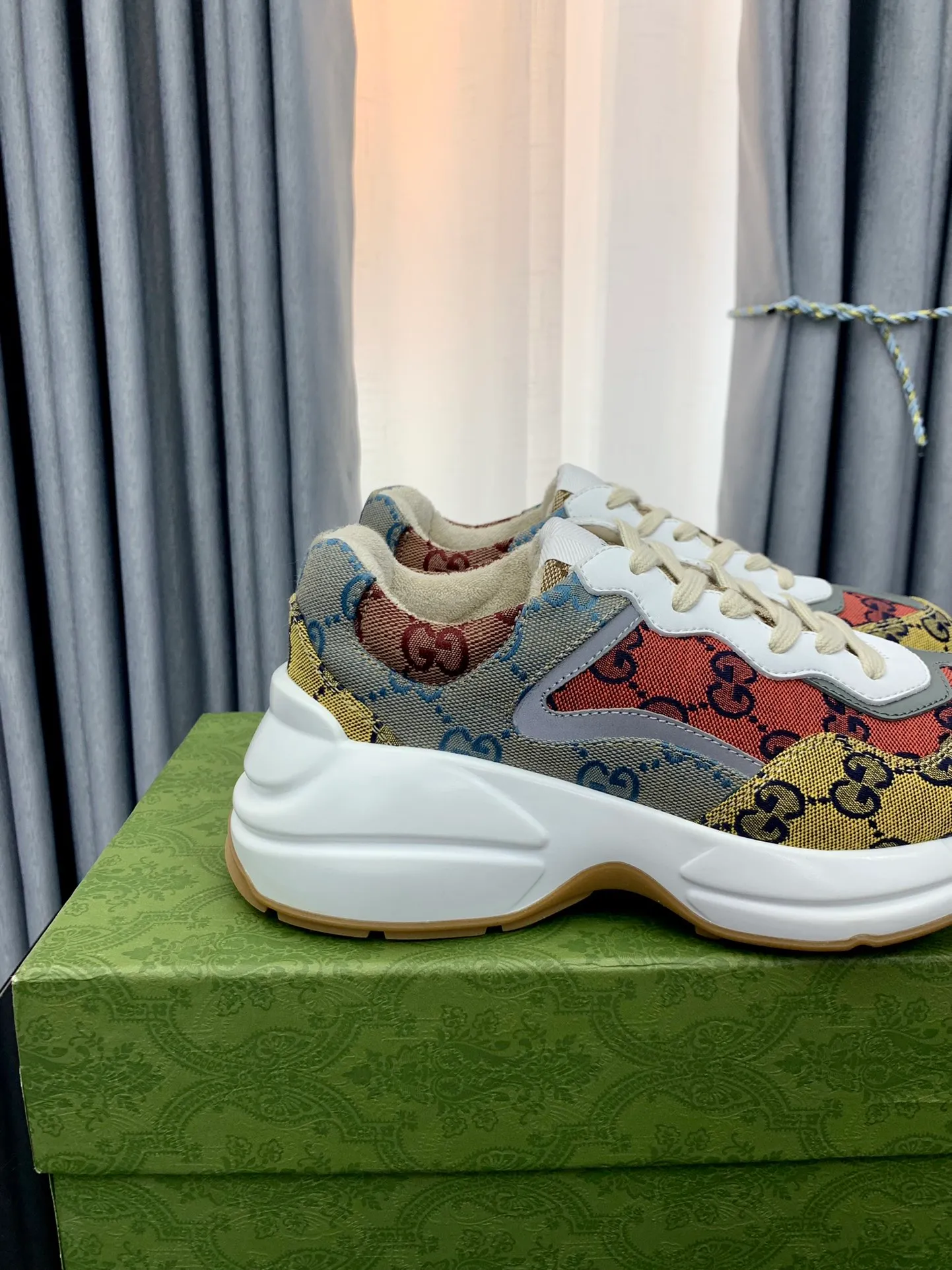 👟👟Ex-factory price 480👟👟 Gucci dad shoes for couples, distressed leather horn-shaped retro jogging shoes. The Balenciaga grandpa trend has subsided, ushering in GUCCI dad shoes, the trend leader in the fashion industry. The original shoes are molded and the original last is made by the Italian handmade foundry! [Gucci original dad shoes] Original surface: imported calfskin! Lining: Grade A hybrid lambskin! Outsole: The highest restoration sole. TPU material plus wear-resistant foam (anti-wear cushioning) ivory leather has been processed with an old-fashioned effect. The sole is 5cm high! The comfort level is excellent, killing all high-end versions on the market! Original logo outsole! 👣Size: Women’s size 35-40. Men's size 38-45. Women's heel with 🈚️logo! Men's heel with 🈶️logo!